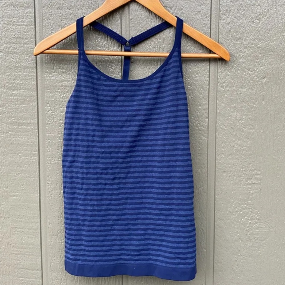 Athleta Fitted T-Back Tank Shirt

Built In Bra Blue size small